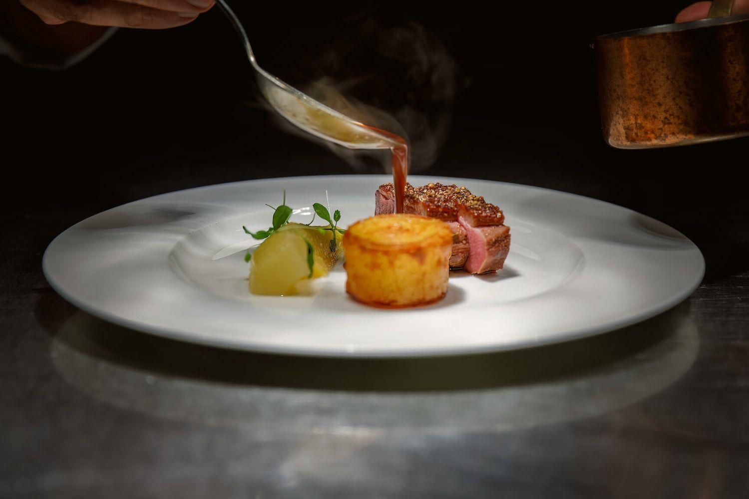 Chef plating up fine dinig