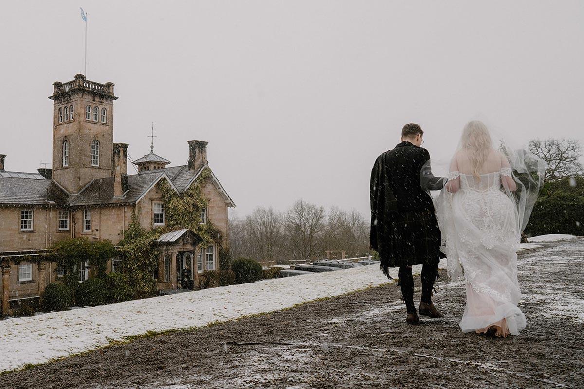 Wedded couple in the snow in front of Auchen Castle