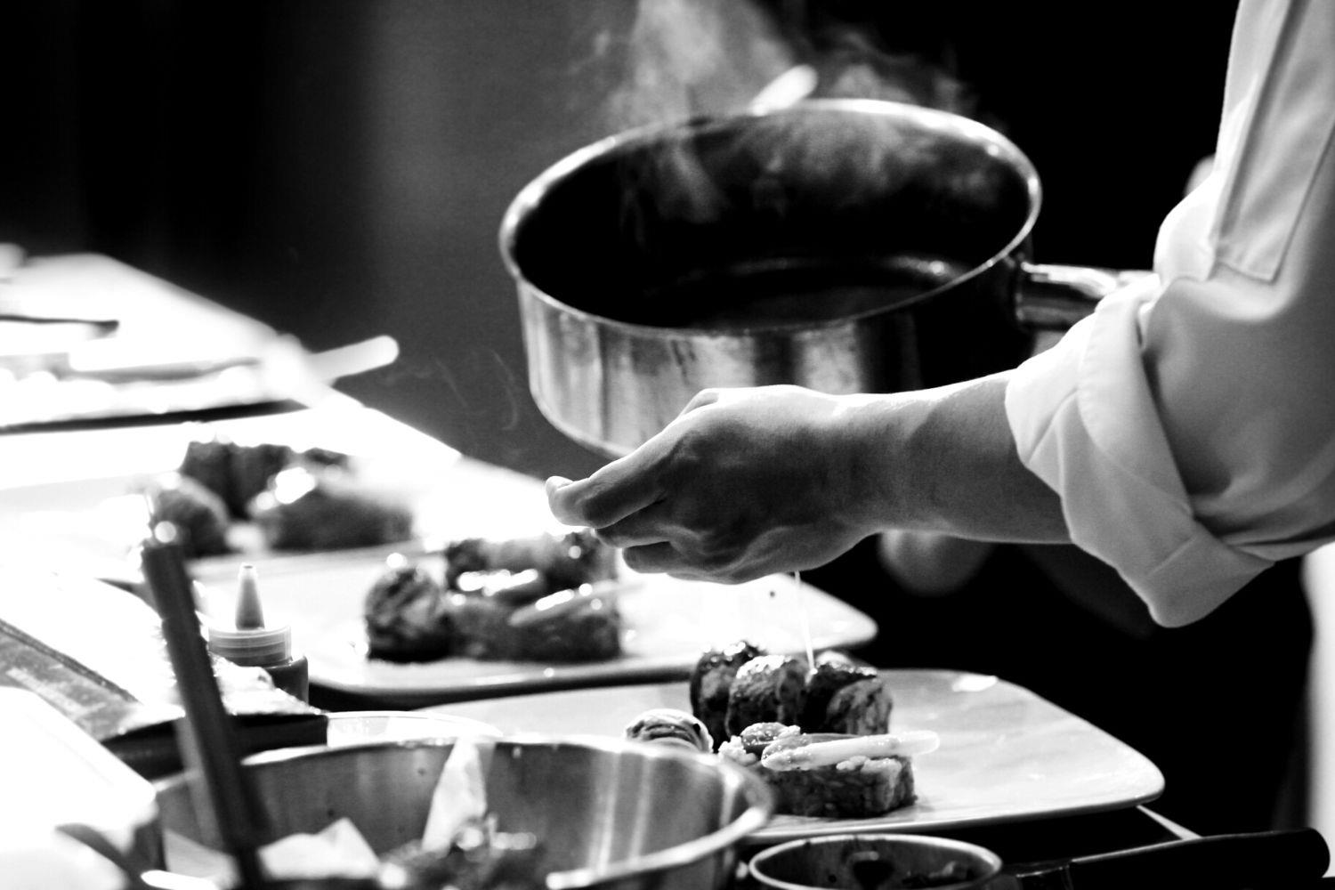 Chef plating up fine dinig