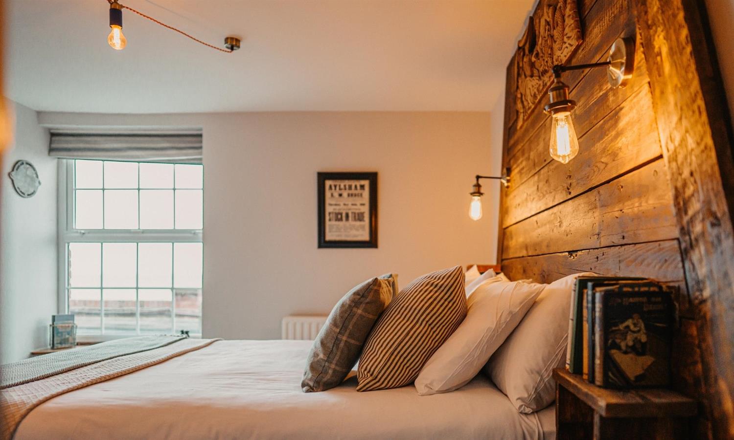 Sea View Double Room at Ship Inn with window and vintage lights