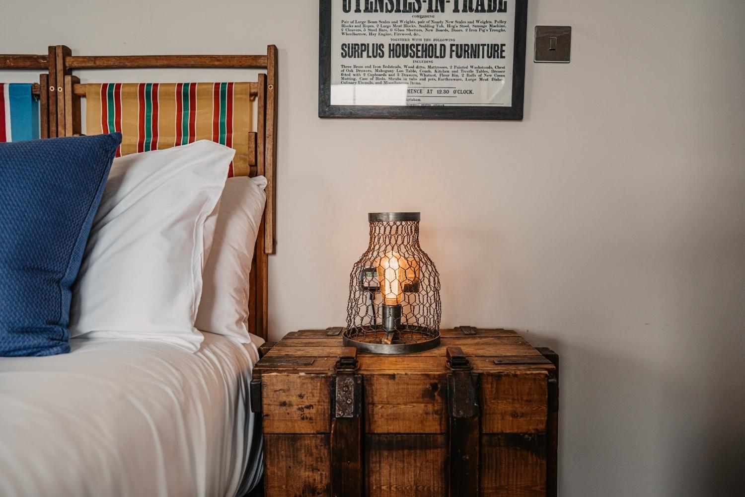 Bedside table with lamp in bedroom at Ship Inn hotet in Mundesley