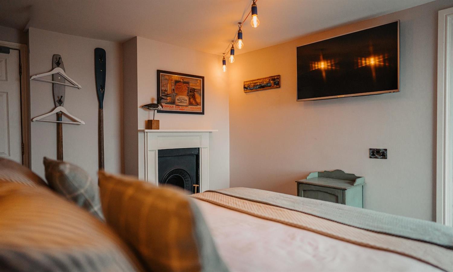 Sea View Double Room at Ship Inn with bed and vintage lights