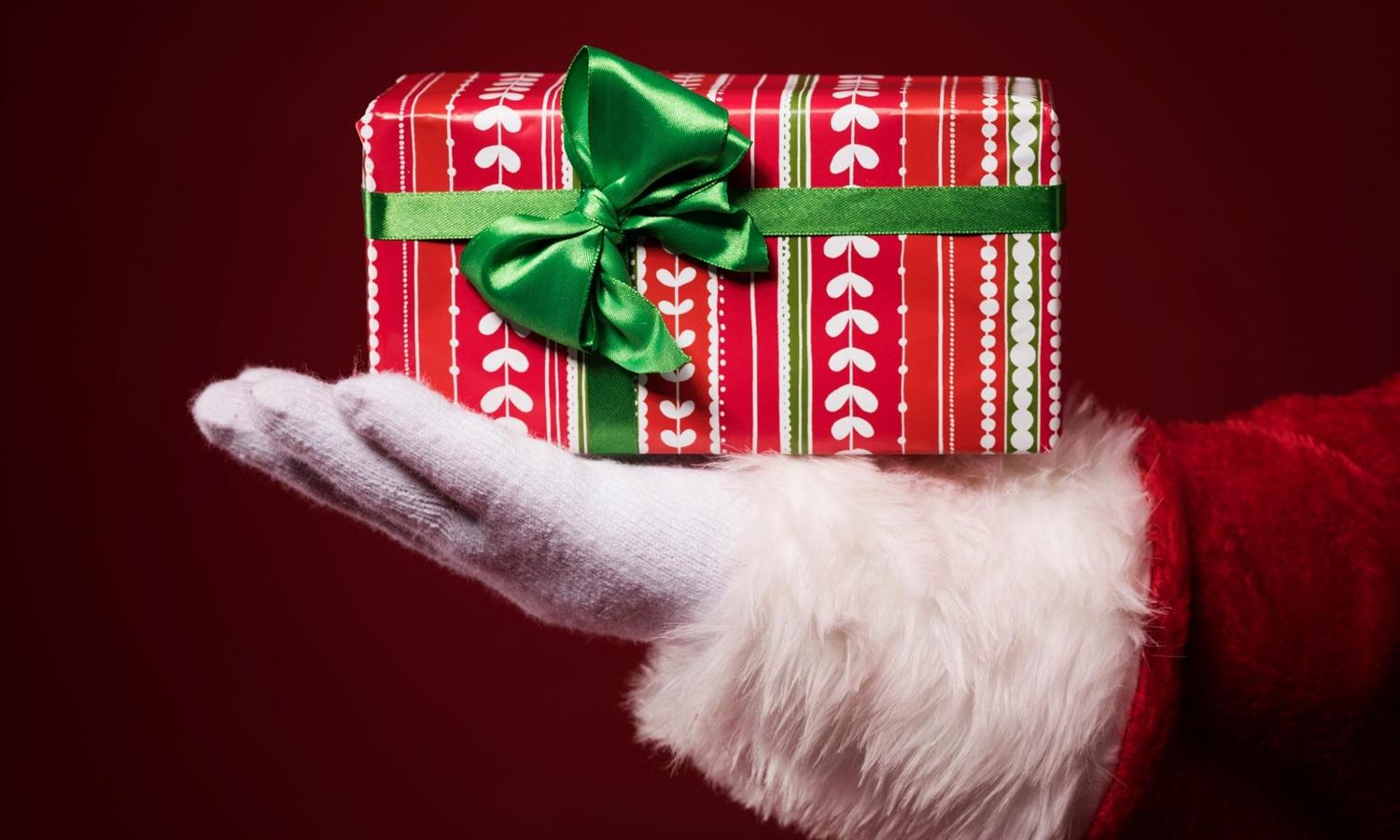 Hand holding gift box