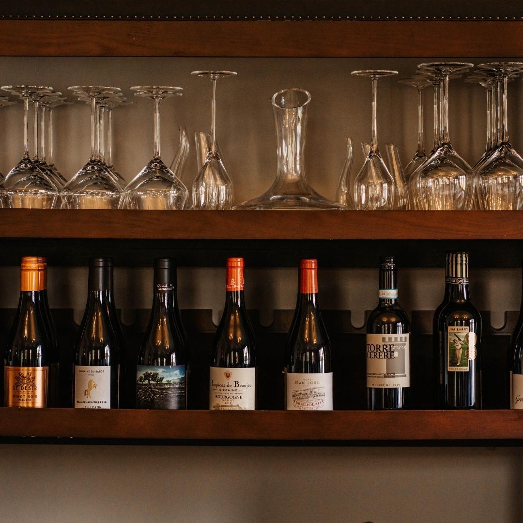 Wine and glasses in restaurant 