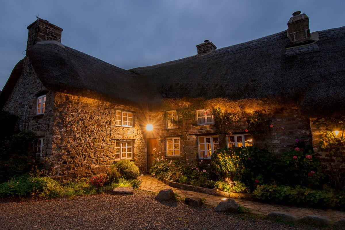 Bearslake Inn at night