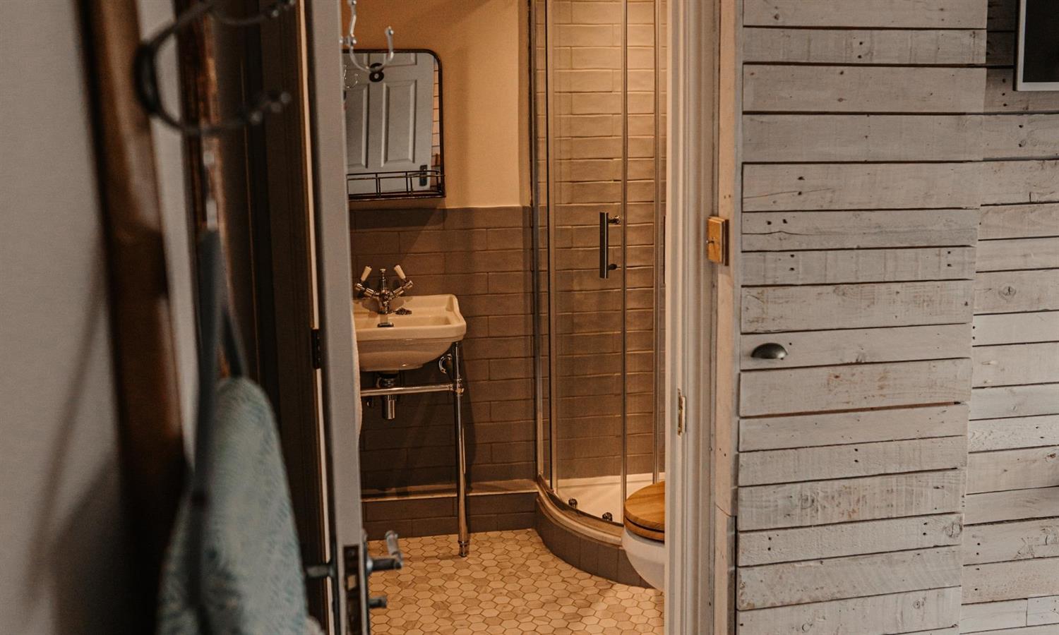 Cosy Double bathroom at The Ship Inn