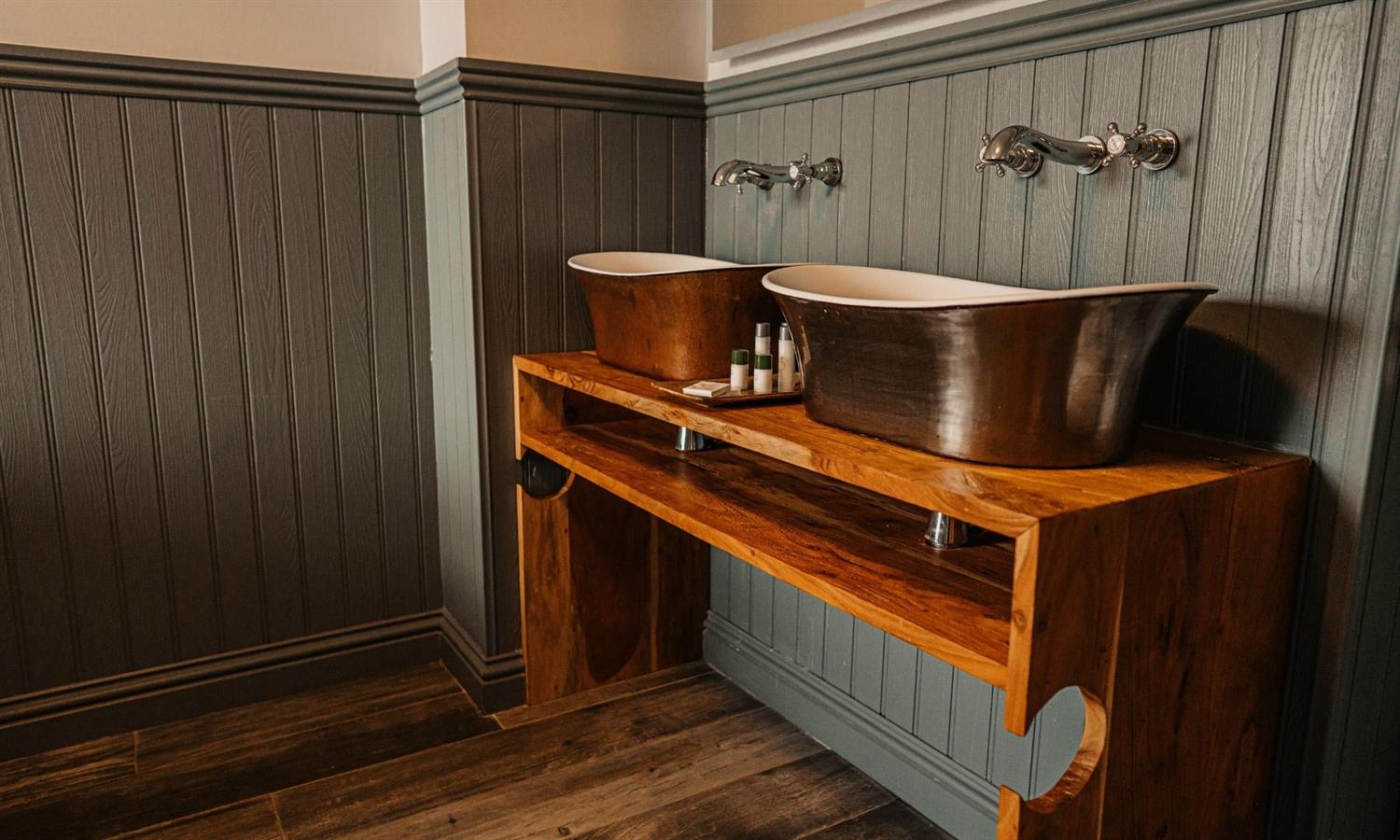 Deluxe Sea View bathroom at The Ship Inn with couples' metal sink