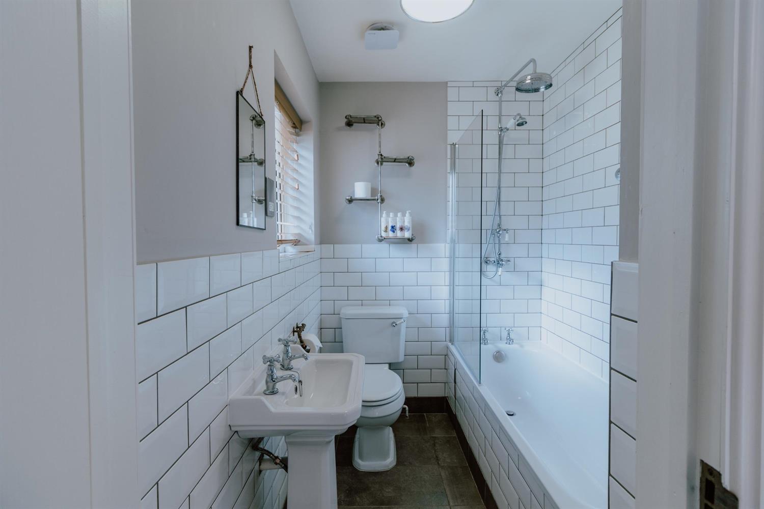 Cosy Double Bathroom at Widbrook Grange