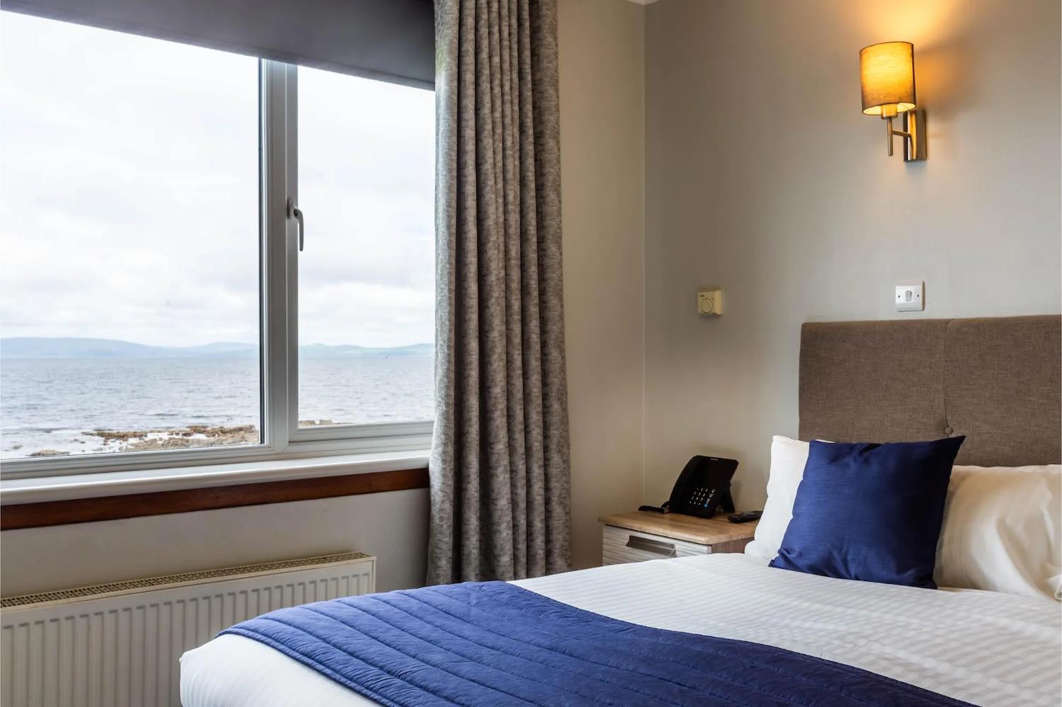 Double bedroom with sea view at Kinloch Hotel