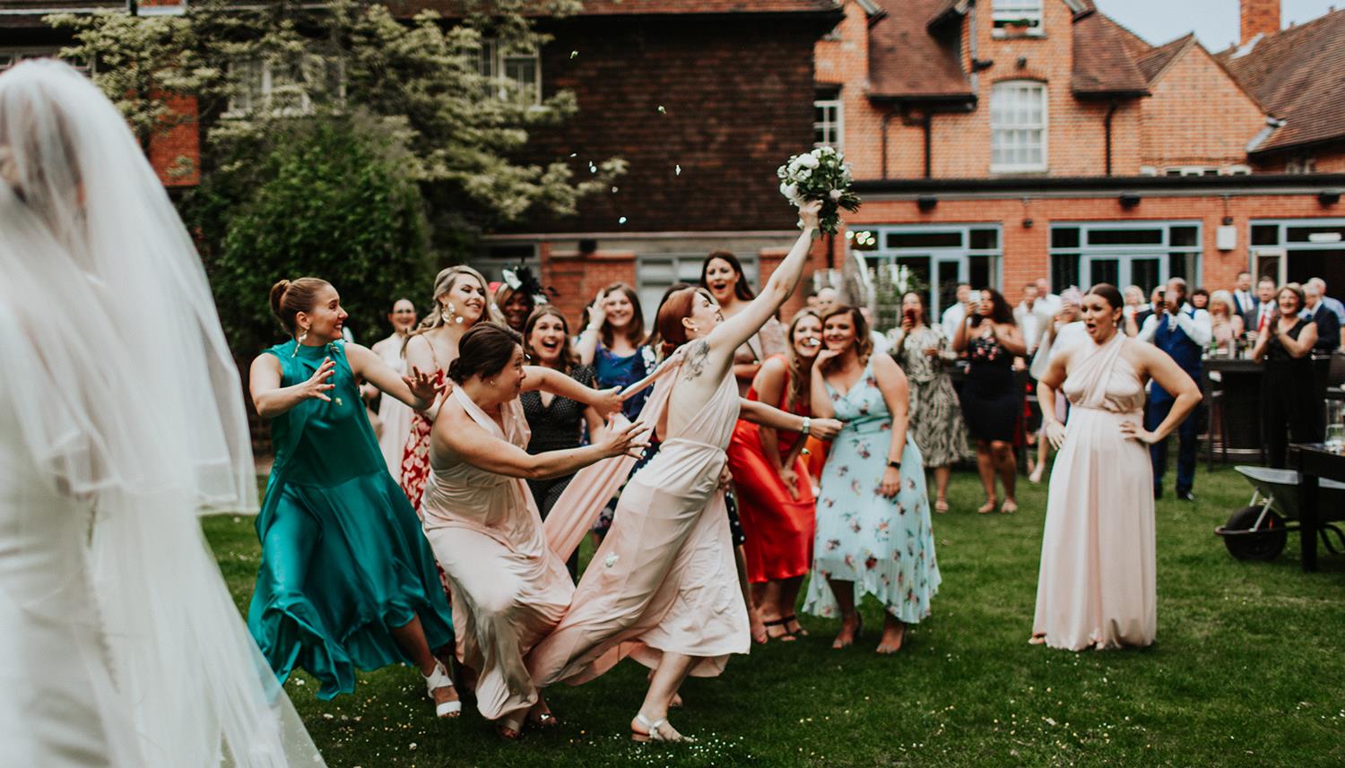 Toss the bouquet at an outfoor ceremony, pangbourne (c) Oxana Mazur Photography