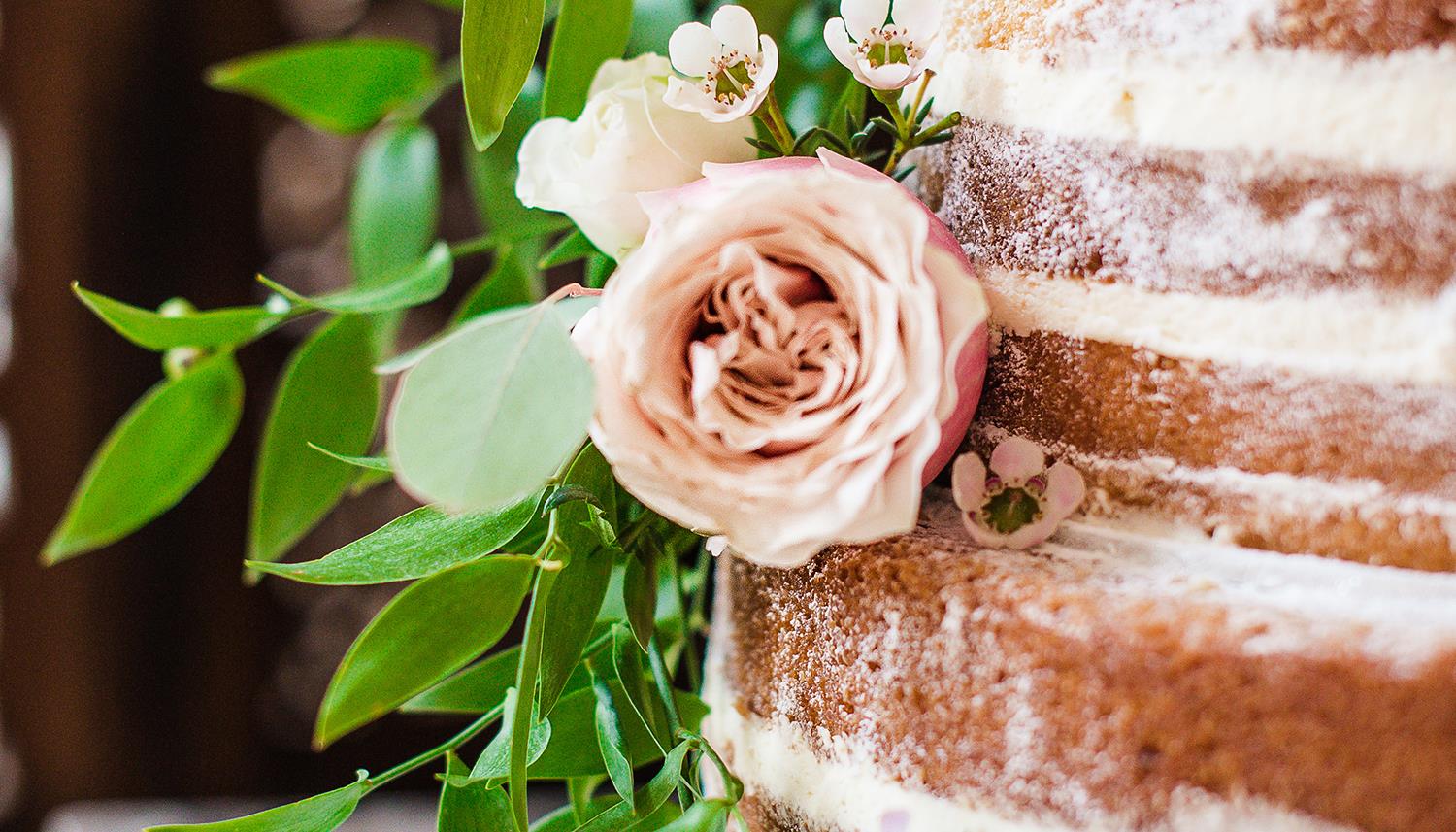 Floral decoration on cake. Photo Credit: Maddy Bennet Photography 