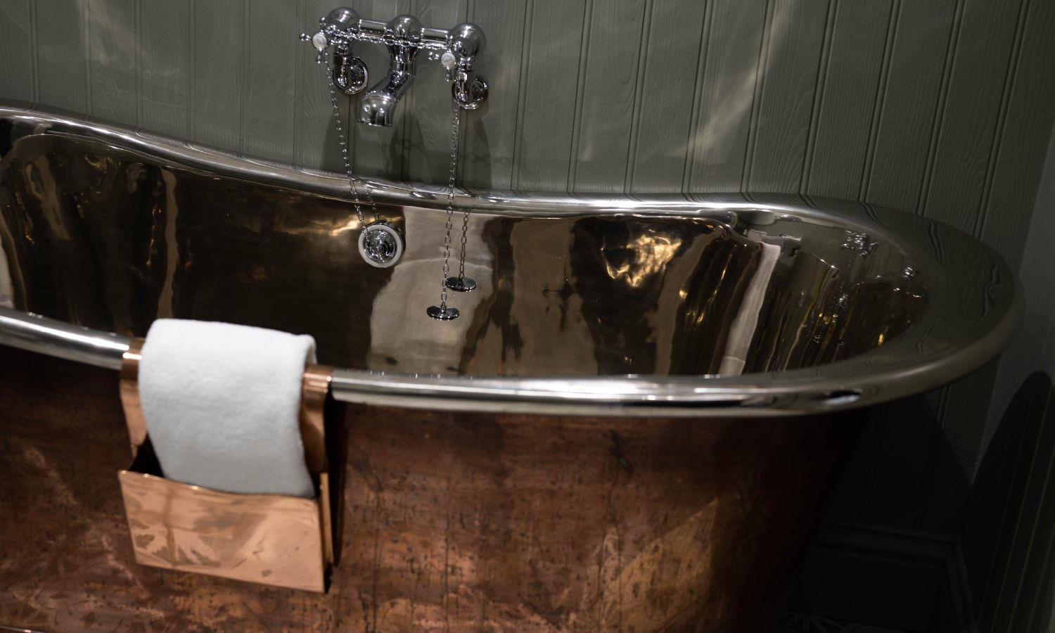 Copper roll-top bath
