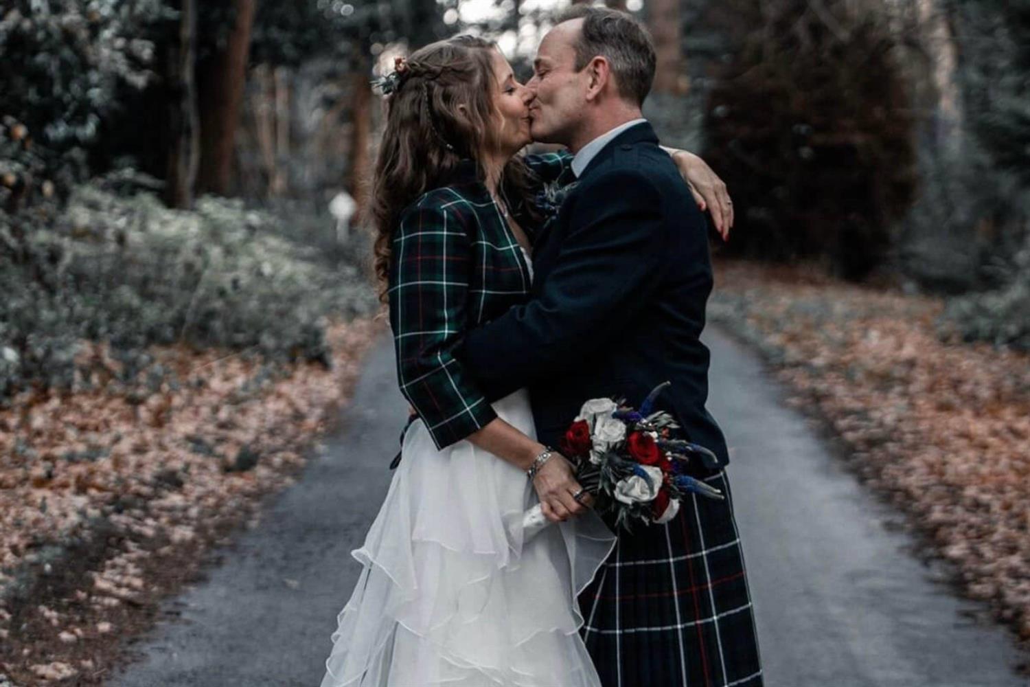 Wedding couple in the grounds of Melville Castle waering scottish tartan