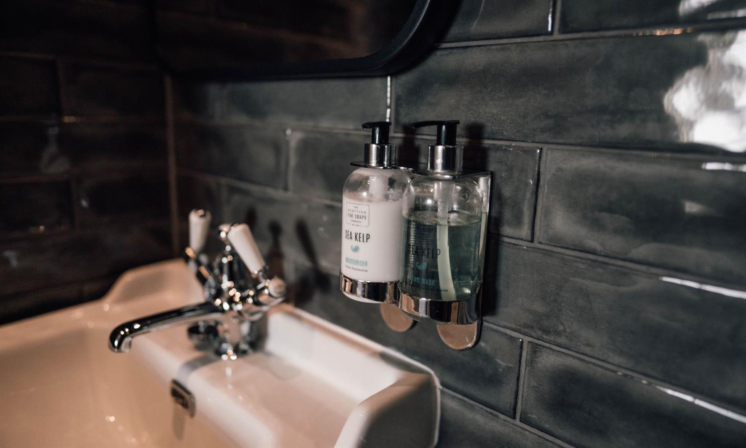 King sea view bathroom at Kirkwall Hotel