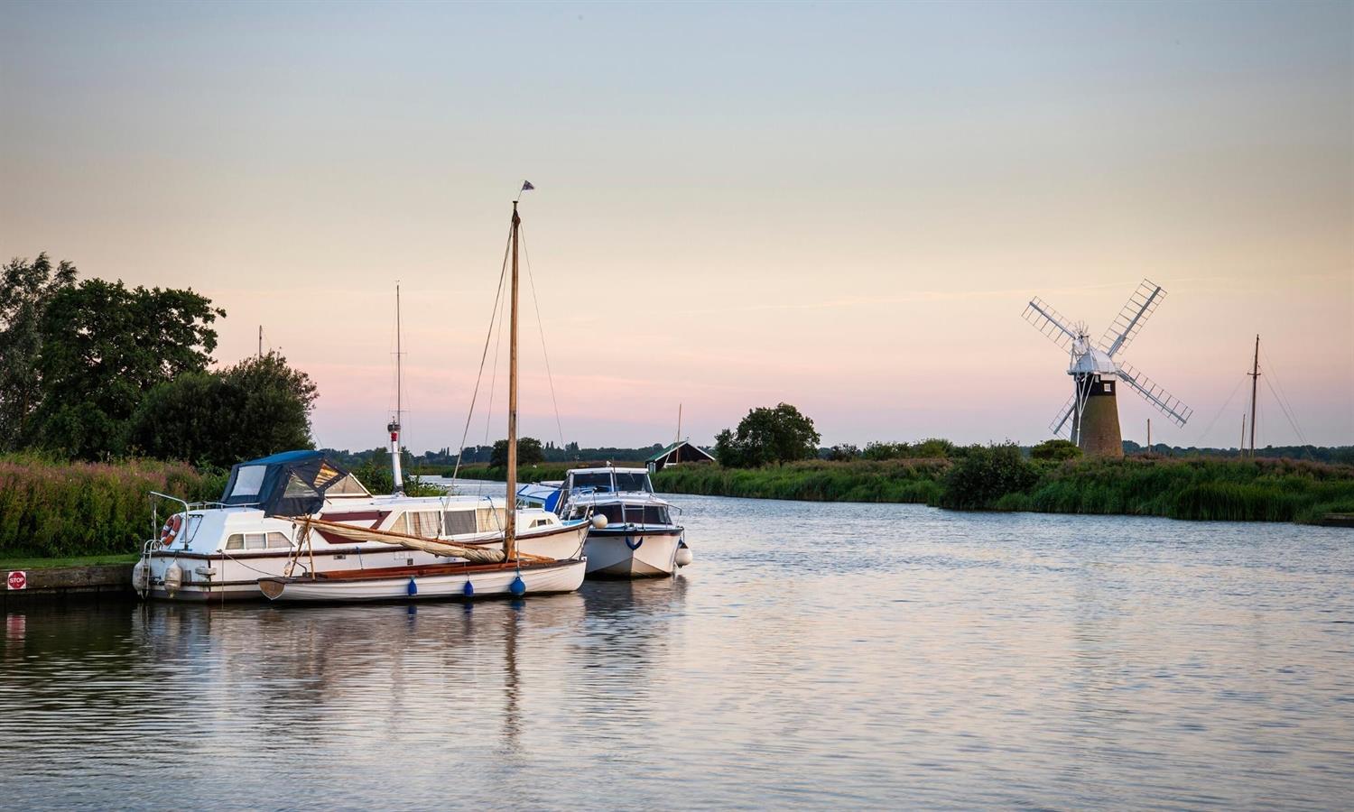 Boats with water in Wells-next-to-the-sea 