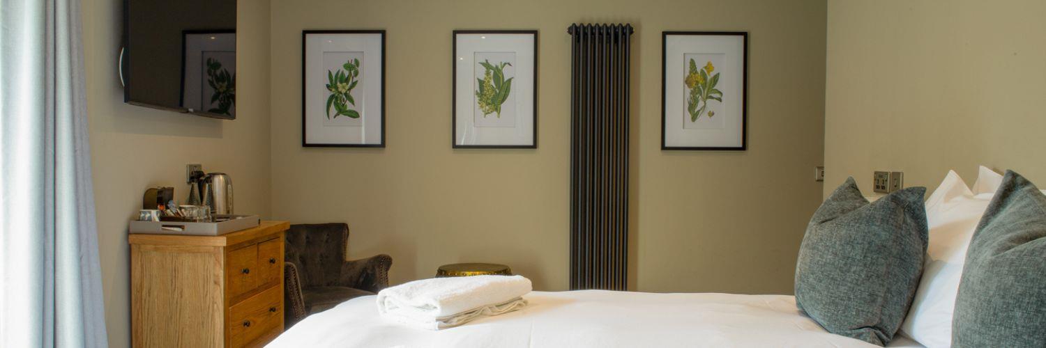 Modern, cosy double bedroom with decorative touches